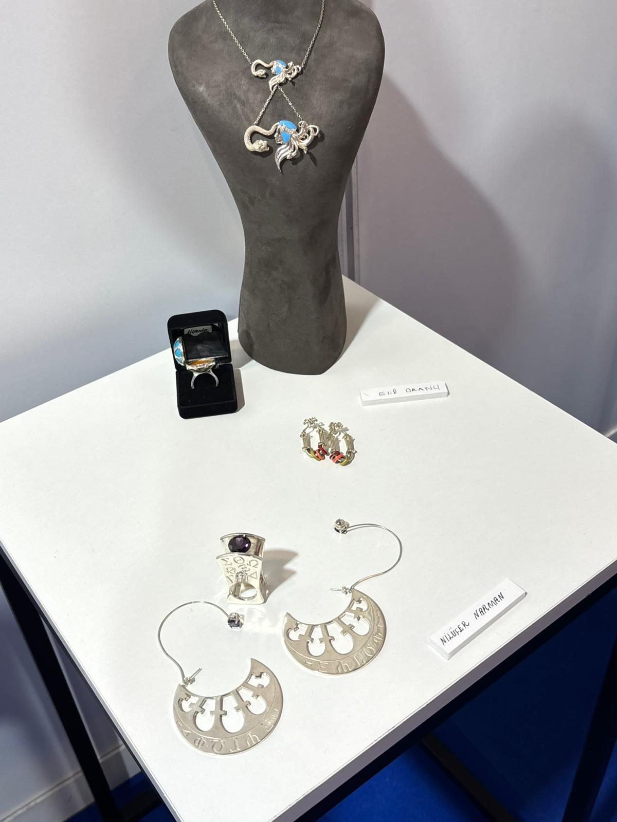 Jewelry Show2.jpeg (114 KB)