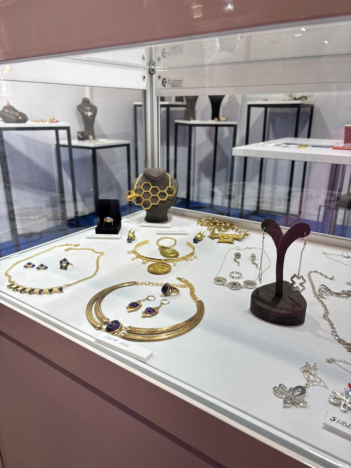 Jewelry Show9.jpeg (168 KB)
